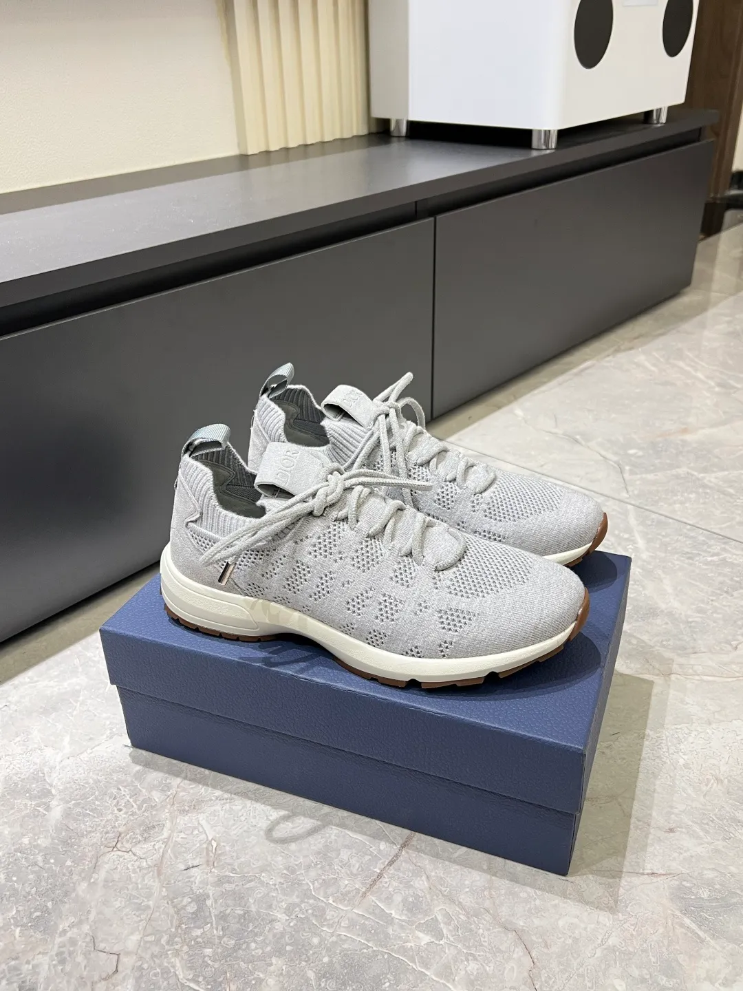 p380 Dior B80 sneakers are a new product of Dior men's series, focusing on comfort and fashion. The upper is made of breathable mesh + fabric splicing, which is lightweight and fits the shape of the foot, making it super comfortable for daily wear. The sole is made of rubber, which has great grip and wear resistance, and is suitable for commuting or light sports. The overall style is simple, the gray tone is versatile, and the shoelaces are adjustable for a more stable fit. Designed by Kim Jones, it is both practical and trendy. It is one of the new hot items in early spring①. size: 38-45 (45 customized)